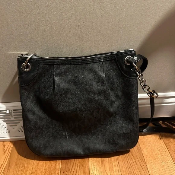Michael Kors Elegant Black Shoulder Bag - Picture 3 of 5